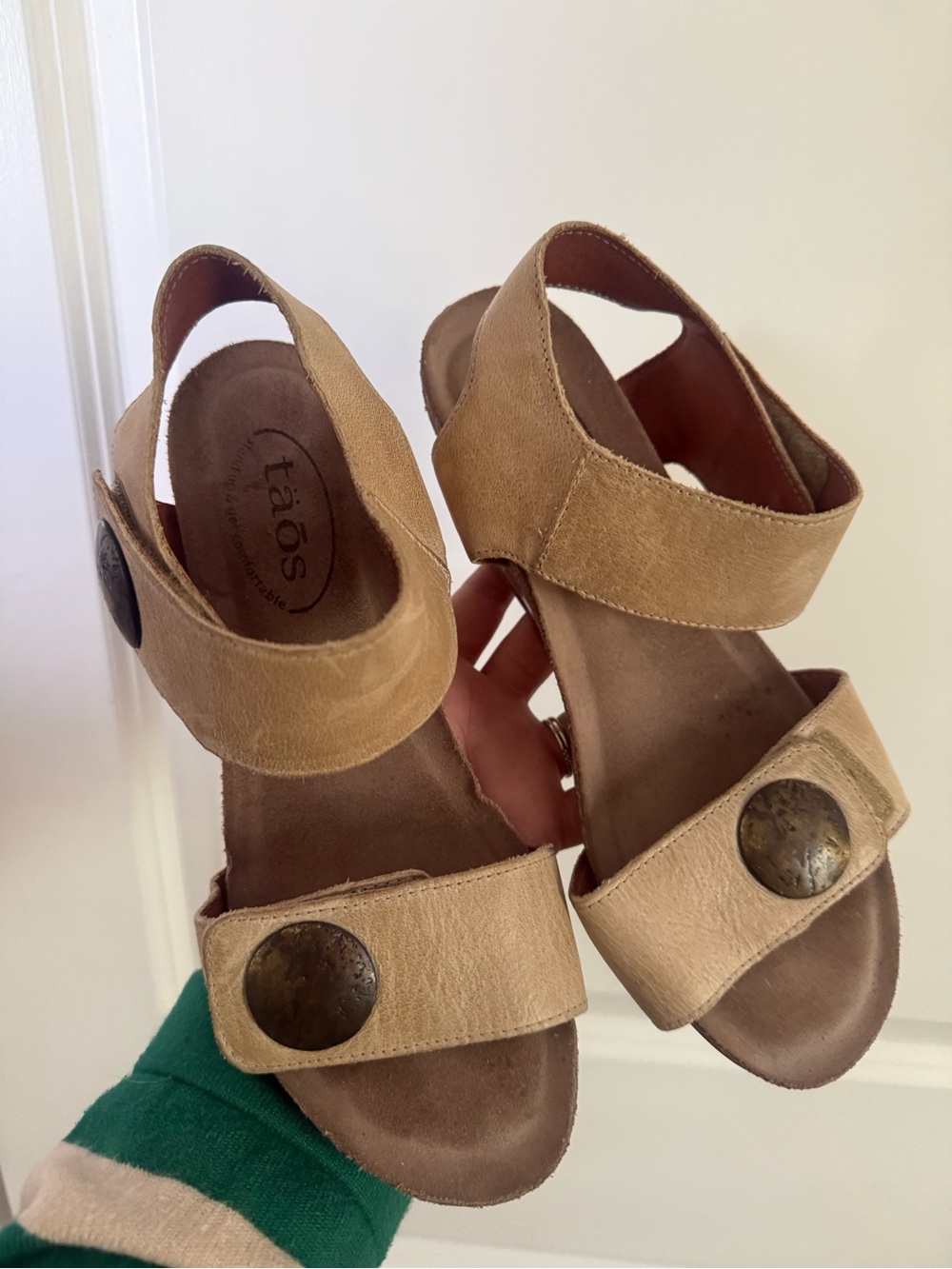 Taos Carousel 2 Women’s Wedge Sandal Tan Size 37